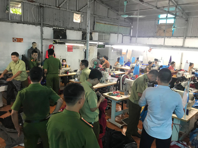 Lực lượng liên ngành kiểm tra một cơ sở sản xuất túi xách trên địa bàn Hà Nội. (Ảnh: PV/Vietnam+) Hà Nội xử lý hơn 2.200 vụ liên quan đến gian lận thương mại ảnh 1