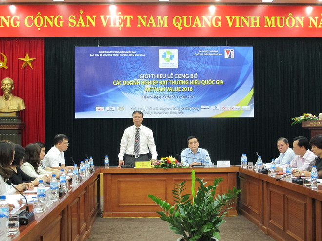 Thứ trưởng Đỗ Thắng Hải đang trao đổi về Chương trình Thương hiệu quốc gia năm 2016. (Ảnh: Đức Duy/Vietnam+) Công bố 88 doanh nghiệp có sản phẩm đạt Thương hiệu Quốc gia ảnh 2