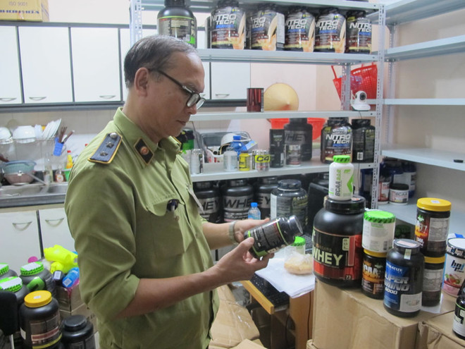 Lực lượng Quản lý thị trường đang kiểm tra hàng hóa tại các kho bãi, nơi dễ phát sinh hàng lậu. (Ảnh: Đức Duy/Vietnam+) Thuế nhập khẩu xuống 0% không phải là nguyên nhân phát sinh hàng giả ảnh 1