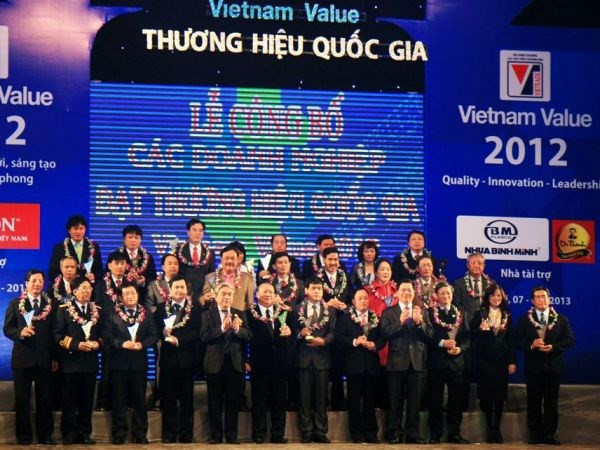 Lễ trao giải doanh nghiệp có sản phẩm đạt Thương hiệu Quốc gia năm 2012. (Ảnh: Ban Tổ chức) Công bố 88 doanh nghiệp có sản phẩm đạt Thương hiệu Quốc gia ảnh 1