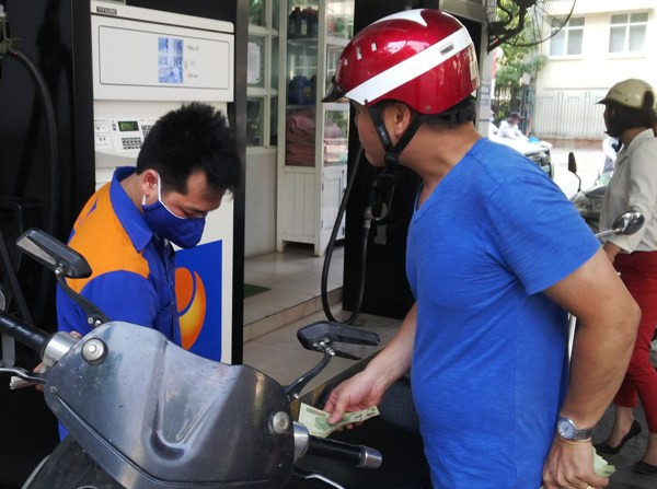 Từ 15 giờ ngày 18/9, xăng Ron 92 và E5 tăng hơn 600 đồng mỗi lít ảnh 1