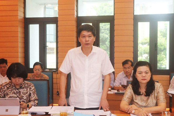 Đại diện Sở Y tế báo cáo công tác phòng, chống dịch bệnh trên địa bàn Thủ đô. (Ảnh: PV/Vietnam+) Hà Nội: Quyết tâm không để các loại dịch bệnh bùng phát trên địa bàn ảnh 2
