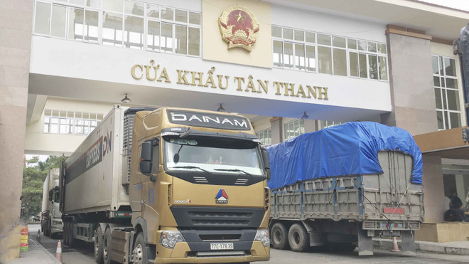Trao đổi hàng hóa qua cửa khẩu Tân Thanh, tỉnh Lạng Sơn. (Ảnh: Vietnam+) Khơi thông thị trường, giúp doanh nghiệp vượt khó do dịch COVID-19 ảnh 2