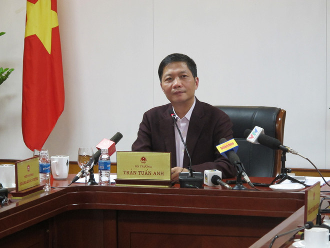Bộ trưởng Bộ Công Thương Trần Tuấn Anh đang trao đổi với báo chí. (Ảnh: Vietnam+) ''EVFTA và EVIPA giúp Việt Nam phát huy vị thế trên trường quốc tế'' ảnh 1