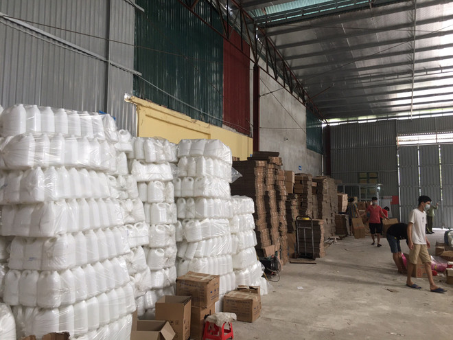 Phát hiện cơ sở sản xuất nước giặt nghi giả nhãn hiệu D-nee, Comfort ảnh 5