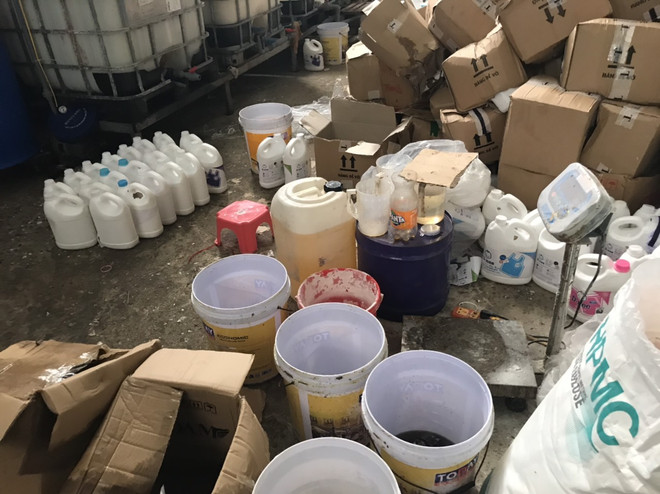 Phát hiện cơ sở sản xuất nước giặt nghi giả nhãn hiệu D-nee, Comfort ảnh 4