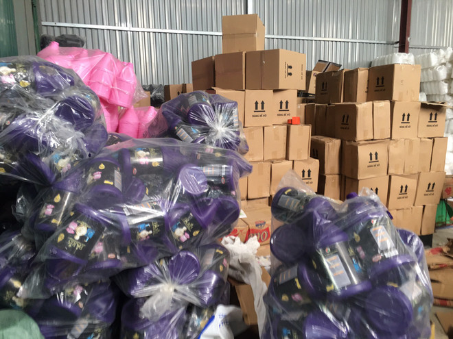 Phát hiện cơ sở sản xuất nước giặt nghi giả nhãn hiệu D-nee, Comfort ảnh 2