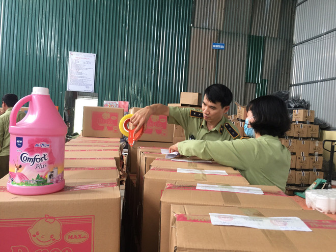 Phát hiện cơ sở sản xuất nước giặt nghi giả nhãn hiệu D-nee, Comfort ảnh 1