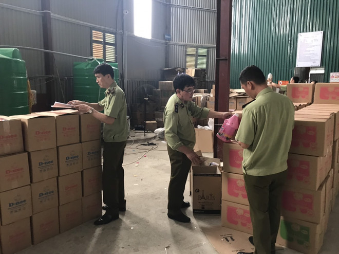 Phát hiện cơ sở sản xuất nước giặt nghi giả nhãn hiệu D-nee, Comfort ảnh 7