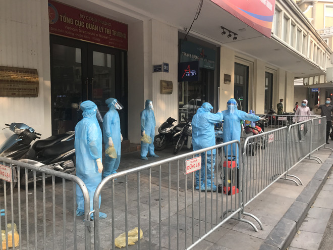 Xét nghiệm COVID-19 cho toàn bộ nhân viên làm việc tại Tổng cục QLTT ảnh 1