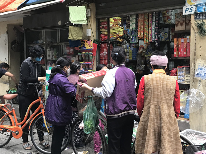 Yêu cầu đo thân nhiệt khách hàng trước khi vào chợ để phòng COVID-19 ảnh 1