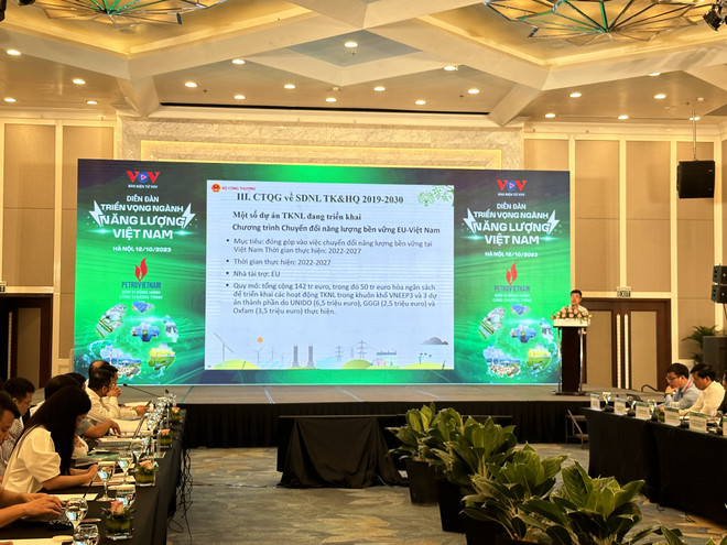 Chuyển đổi Xanh: Tận dụng điện gió và Mặt Trời thay vì nguồn hóa thạch ảnh 2