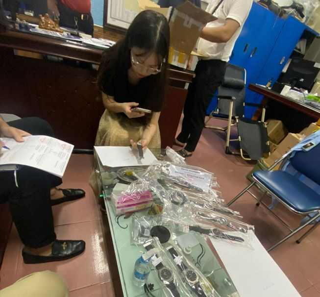 Tạm giữ hàng chục đồng hồ đeo tay có giá trị lên đến hàng tỷ đồng ảnh 1