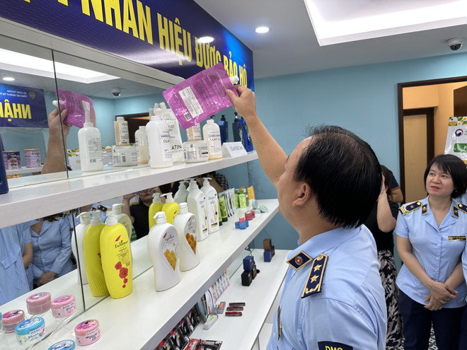 Bảo vệ thương hiệu: Ngăn chặn mối nguy 'bỏ tiền thật mua hàng giả' ảnh 1