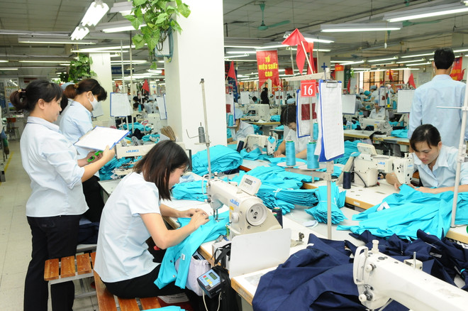 Nhiều doanh nghiệp thưởng Tết thưởng từ 2-3 tháng lương. (Ảnh: Đức Duy/Vietnam+) Sản phẩm quần áo của Tổng công ty cổ phần May10. Ảnh Xuân Quảng.JPG