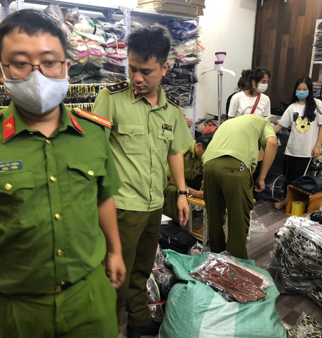 Tạm giữ hàng ngàn sản phẩm Nike, Gucci... có dấu hiệu giả mạo ảnh 1