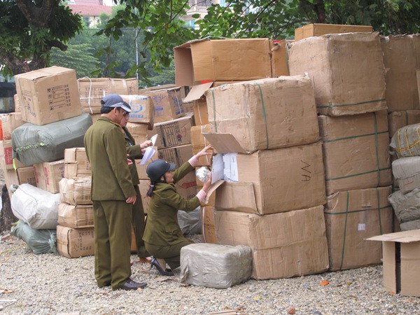 Kiểm tra kho bãi, phát hiện hơn 2.000 mỹ phẩm, đồ chơi trốn thuế ảnh 1