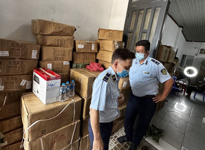 Phát hiện số lượng lớn nước hoa, mỹ phẩm có dấu hiệu nhập lậu, giả mạo ảnh 1