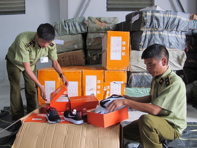 Thu giữ số lượng lớn giầy thể thao có dấu hiệu giả nhãn hiệu Nike ảnh 1