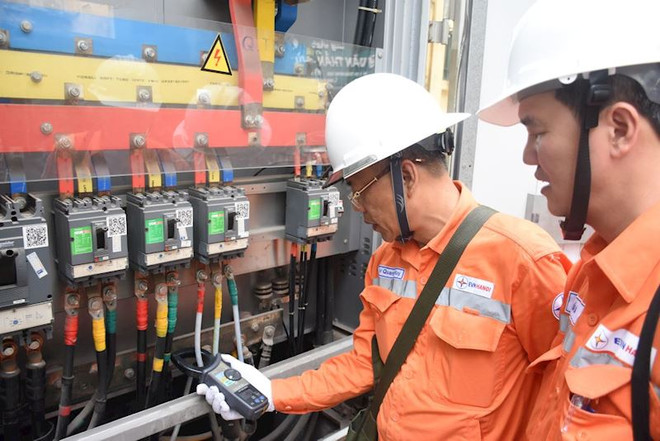Nhân viên EVN kiểm tra vận hành các thiết bị điện. (Ảnh: PV/Vietnam+) DSC_9380.jpg