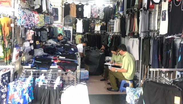 Tiếp tục thu hàng nghìn sản phẩm nghi giả nhãn hiệu tại Ninh Hiệp ảnh 1