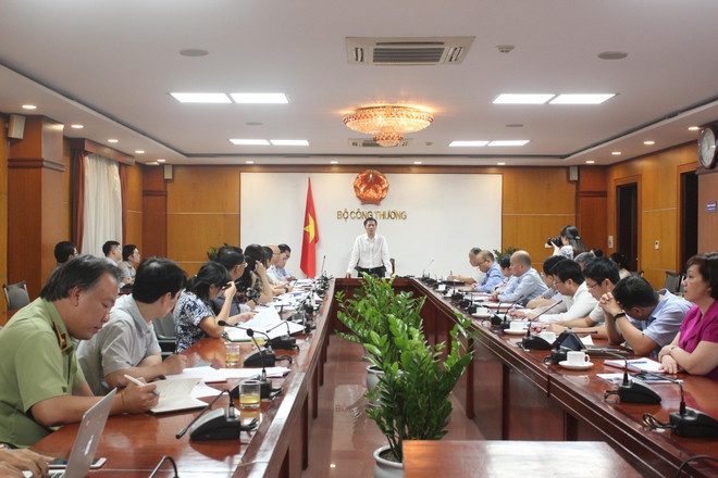 Bộ trưởng Trần Tuấn Anh làm việc với các đơn vị về tình hình xuất nhập khẩu. (Ảnh: Đức Duy/Vietnam+) Bộ trưởng Trần Tuấn Anh: Quyết tâm đạt mục tiêu xuất khẩu đề ra ảnh 2