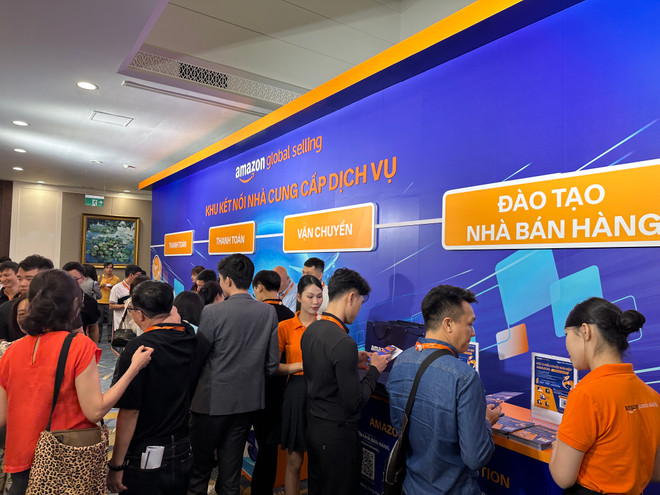Giao dịch qua thương mại điện tử. (Ảnh: Đức Duy/Vietnam+) vnp_tmdt.jpg