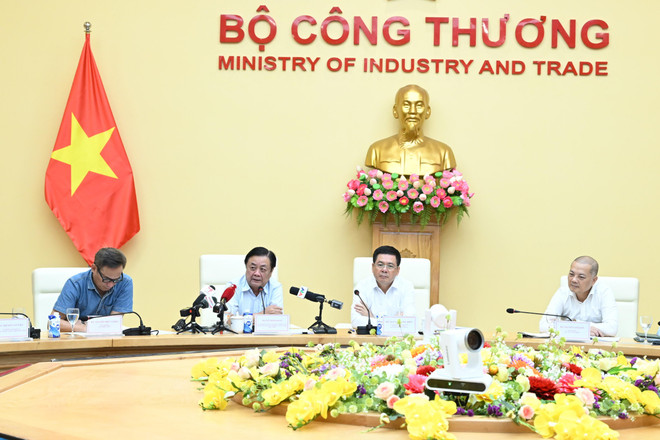 Lãnh đạo Bộ Nông nghiệp và Phát triển Nông thôn-Bộ Công Thương tại cuộc họp. (Ảnh: Đức Duy/Vietnam+) 0e8a890d-d62c-4c9d-90a9-b30097ab2f55.jpg