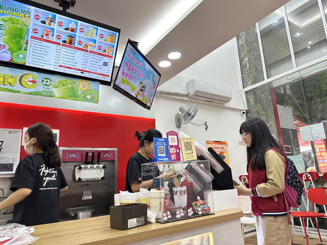 Thương hiệu Mixue đang thu hút giới trẻ với 2 sản phẩm là kem và trà sữa. (Ảnh: PV/Vietnam) Nhượng quyền thương hiệu: Nên "quản" hay để thị trường quyết định? ảnh 3