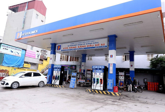 Một điểm bán xăng của Petrolimex. (Ảnh: PV/Vietnam+) Cả nước chi 2,3 tỷ USD để nhập khẩu xăng dầu các loại trong quý 1 ảnh 1