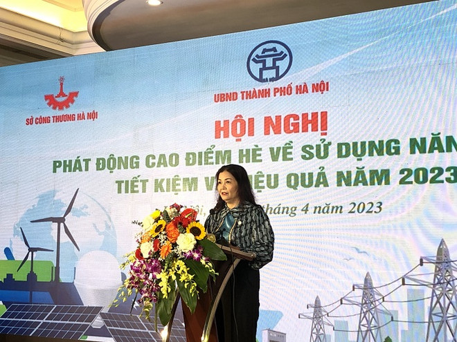 Bà Trần Thị Phương Lan, Quyền Giám đốc Sở Công Thương Hà Nội phát biểu tại Lễ phát động. (Ảnh: PV/Vietnam+) Hà Nội phát động cao điểm Hè về sử dụng năng lượng tiết kiệm hiệu quả ảnh 2