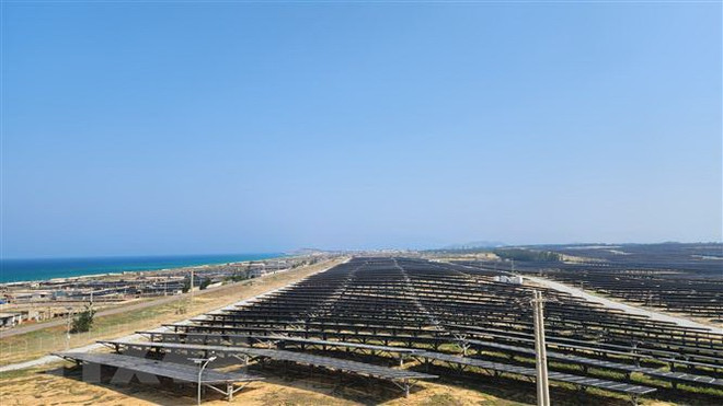Dự án giai đoạn 2 của điện mặt trời Phù Mỹ đã hoàn thành nhưng chưa được đưa vào vận hành phát điện, gây lãng phí lớn. (Ảnh: Sỹ Thắng/TTXVN) Bộ Công Thương giải đáp cơ chế giá điện năng lượng tái tạo chuyển tiếp ảnh 2