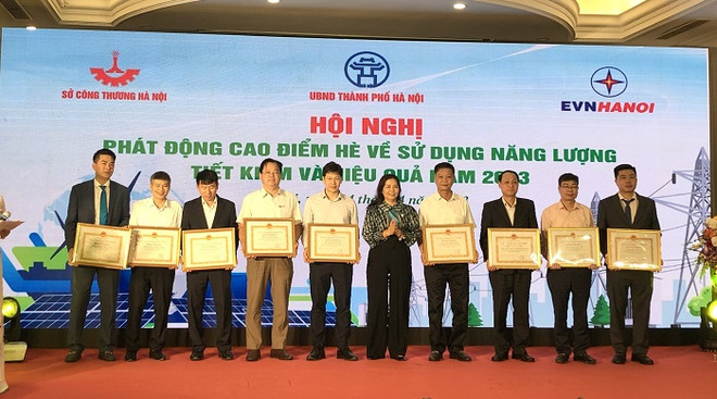 Các cá nhân được khen thưởng tại Lễ phát động. (Ảnh: PV/Vietnam+) Hà Nội phát động cao điểm Hè về sử dụng năng lượng tiết kiệm hiệu quả ảnh 1