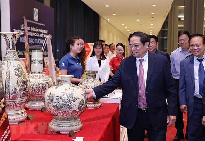 Thủ tướng Phạm Minh Chính tham quan trưng bày sản phẩm đạt Thương hiệu quốc gia Việt Nam năm 2022. (Ảnh: TTXVN) Brand Finance: Việt Nam là điểm sáng về thương hiệu quốc gia toàn cầu ảnh 1