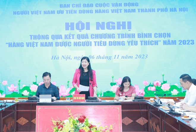 Bà Nguyễn Lan Hương, Chủ tịch Ủy ban Mặt trận Tổ quốc Việt Nam thành phố Hà Nội phát biểu tại Hội nghị. (Ảnh: Cổng thông tin Hà Nội) Hà Nội: Lựa chọn 150 sản phẩm hàng Việt được người tiêu dùng ưa thích ảnh 1
