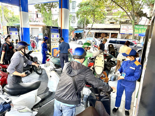 Các mặt hàng dầu giảm giá, xăng E5 và RON95-III cùng đi lên ảnh 1