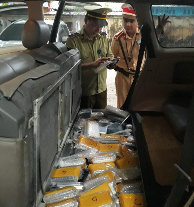 Bắt vụ vận chuyển hơn 500 điện thoại nhập lậu giá trị trên 1 tỷ đồng ảnh 1