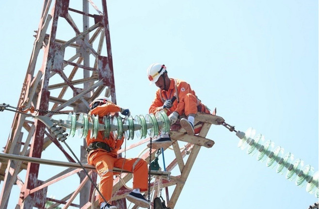 Bảo dưỡng các thiết bị điện. (Ảnh: PV/Vietnam+) 0106EVNNPC2(1).jpg