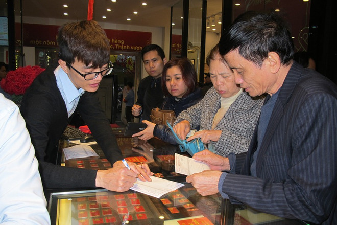 Giá vàng SJC tiếp tục đi lên, nới rộng chênh lệch với thế giới ảnh 1