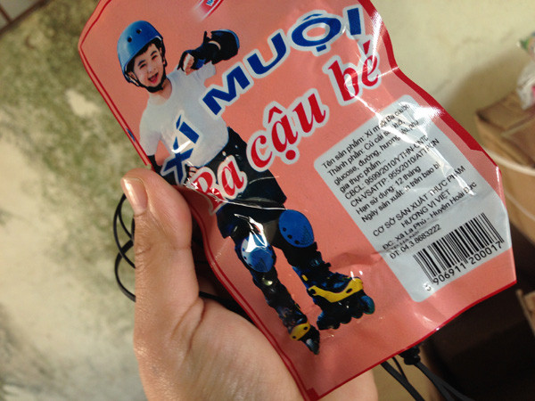 Lật tẩy chiêu biến bánh kẹo lậu thành hàng Việt Nam ảnh 1