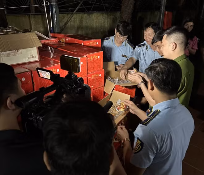 Hà Nội: Liên tiếp phát hiện bánh Trung Thu có dấu hiệu nhập lậu ảnh 1