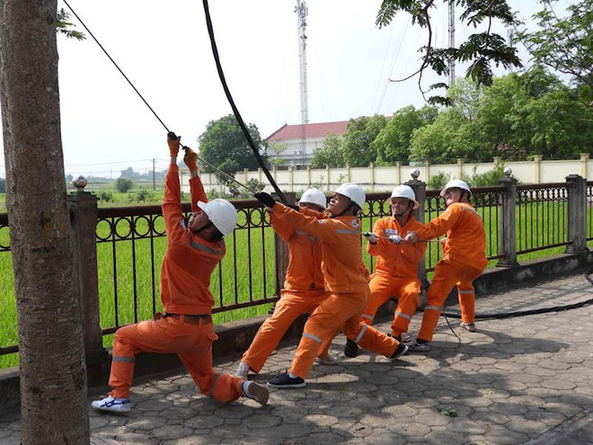 EVNHANOI luôn sẵn sàng và chủ động ứng phó nhanh chóng để khắc phục hậu quả do thiên tai gây ra. (Ảnh: Đức Duy/Vietnam+) Kỹ năng để phòng ngừa sự cố, đảm bảo an toàn điện trong mưa dông ảnh 1
