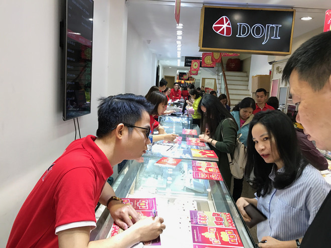 Giá vàng SJC tiếp tục đi lên, tỷ giá trung tâm vượt 24.000 đồng ảnh 1