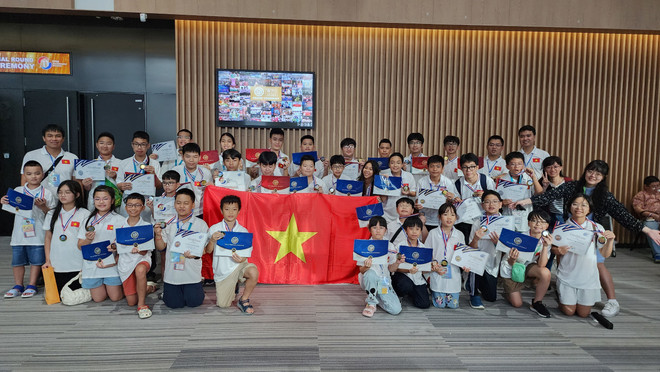 Toàn đoàn Việt Nam tại lễ Bế mạc và trao giải cuộc thi Toán Quốc tế WMI 2023 hôm 17/7. WMI 2023 được tổ chức tại Seoul, Hàn Quốc. (Ảnh: PV/Vietnam+) Toàn bộ học sinh Việt Nam đều đoạt giải tại Kỳ thi Toán quốc tế WMI ảnh 1