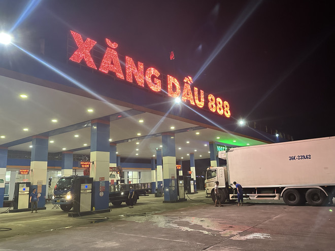 Giá xăng E5 RON92 giảm nhẹ, các mặt hàng còn lại đồng loạt đi lên ảnh 1