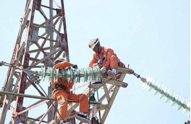 Đảm bảo vận hành an toàn các đường dây truyền tải điện. (Ảnh: Đức Duy/Vietnam+) Huy động các nhà máy thủy điện lớn, đảm bảo công suất khả dụng ảnh 2