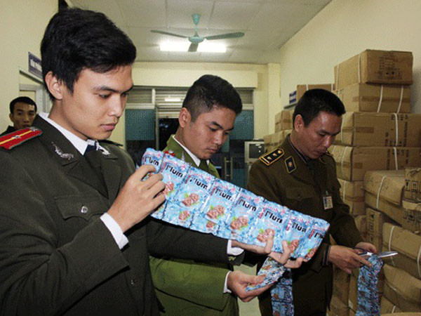 Hà Nội liên tiếp bắt giữ số lượng lớn bánh kẹo và ô mai nhập lậu ảnh 1