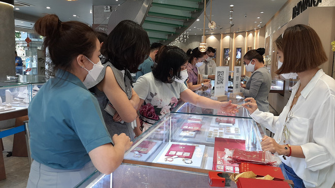 Giá vàng biến động ngược chiều, tỷ giá trung tâm giảm thêm 2 đồng ảnh 1