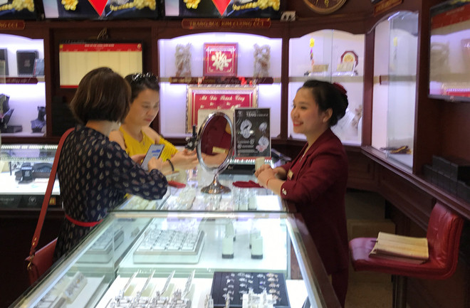 Giá vàng SJC bật tăng, tỷ giá USD trong nước quay đầu giảm mạnh ảnh 1