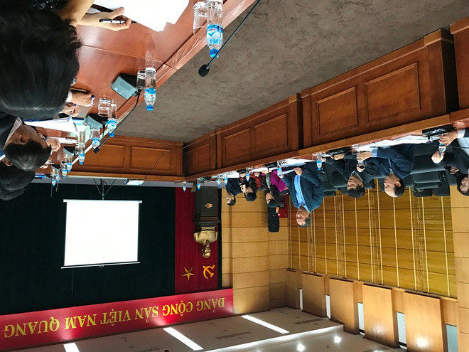 Thứ trưởng Cao Quốc Hưng đang phát biểu ý kiến. (Ảnh: Đức Duy/Vietnam+) Tháo gỡ nút thắt để dệt may giữ vững top 5 xuất khẩu thế giới ảnh 2